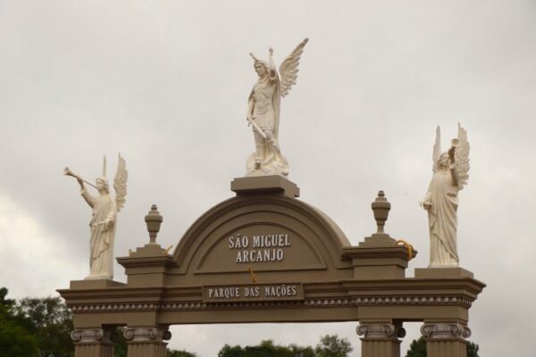 Parque das Nações de Arapongas recebe esculturas religiosas; teatro “A Paixão de Cristo” será neste domingo