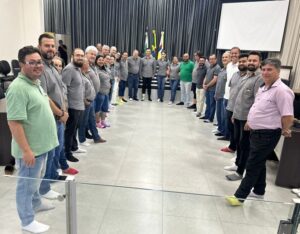 Vereadores e servidores de Apucarana usam meias trocadas em apoio ao Dia da Síndrome de Down