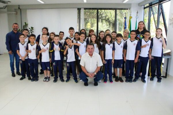 Prefeito recebe alunos da Escola Padre Germano e participa de atividade pedagógica
