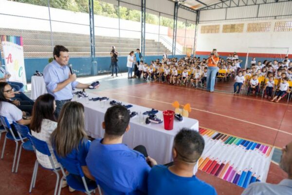 Apucarana repassa novos tênis e meias aos alunos da rede municipal de educação