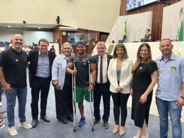 Paratleta de Apucarana, Giovane Vieira é homenageado na Alep
