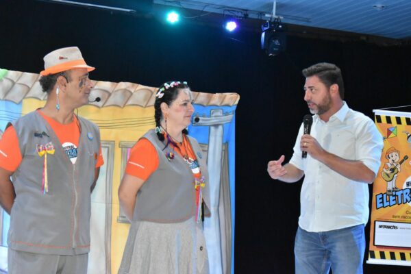 Departamento de educação e esportes de Jandaia em parceria com a copel realizaram espetáculo educativo através do programa iluminando gerações