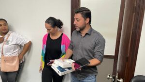Departamento de Saúde de Jandaia entrega tablets para os agentes comunitários de saúde.