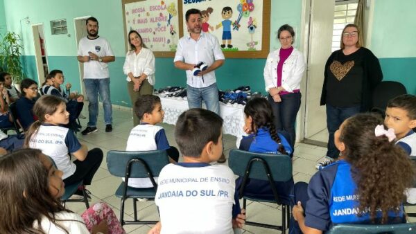 Departamento de Educação e Esportes de Jandaia entrega tênis para os alunos da rede municipal de ensino