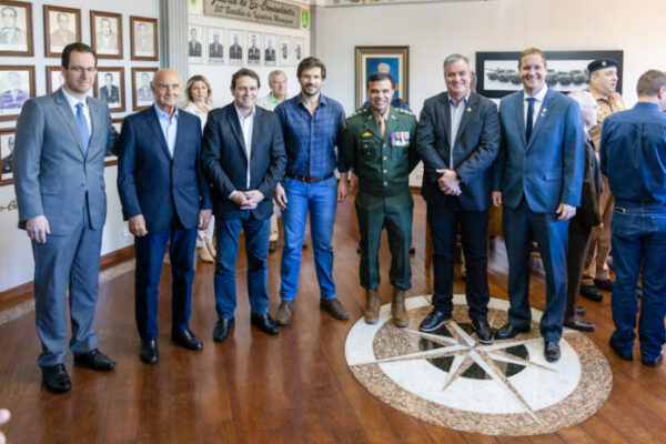 Prefeito Toledo participa de solenidade de aniversário do Exército Brasileiro