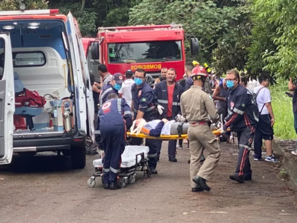 Ônibus escolar tomba com estudantes em Apucarana