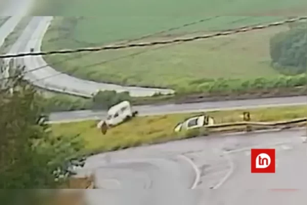 Pista escorregadia: vídeo flagra capotamentos na BR-376 em Apucarana