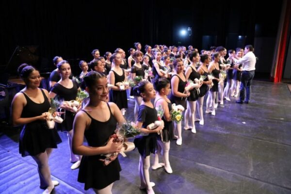 Bailarinas da Escola Municipal de Dança de Apucarana recebem primeira sapatilha