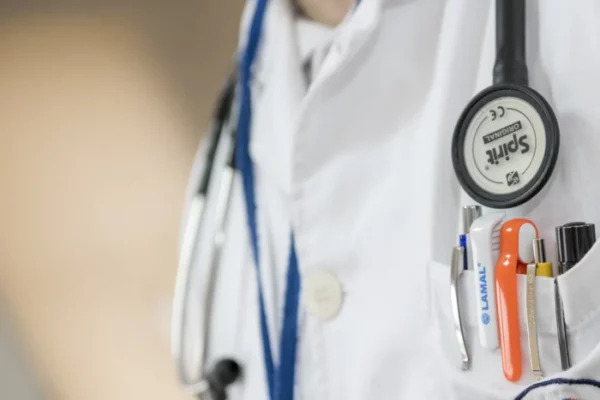 Médico bêbado pula janela e foge de plantão em Mauá da Serra
