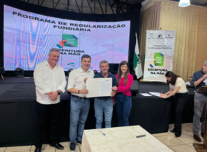 Marilândia do Sul participa de evento para adesão ao Programa Escritura na Mão