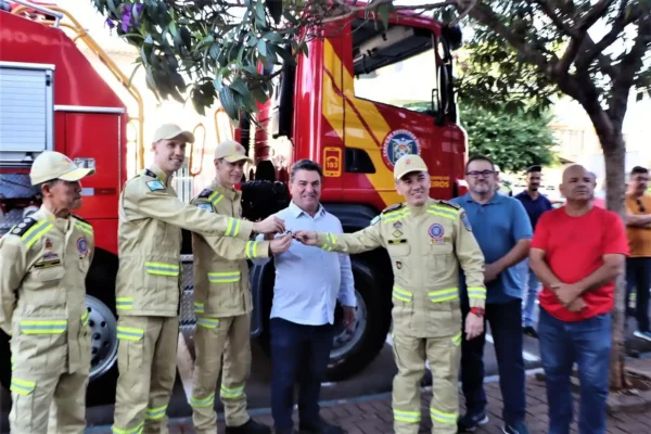 Arapongas recebe novo caminhão para fortalecimento de serviços do Corpo de Bombeiros