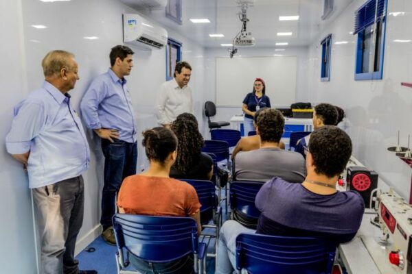 Com foco no setor têxtil, “Bora Paraná” inicia cursos profissionalizantes em Apucarana