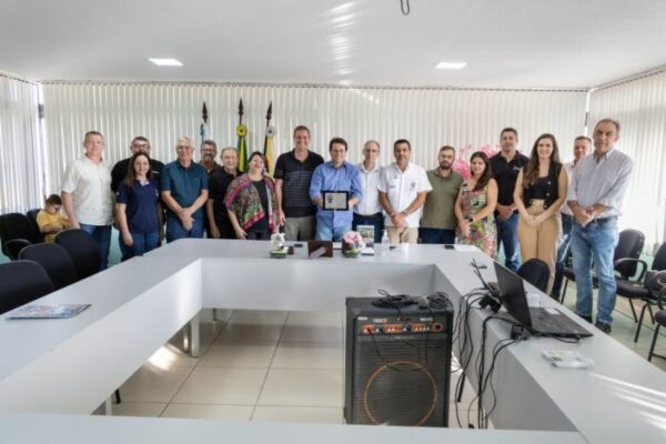 Conecta entrega “Selo Prata” ao Prefeito de Apucarana Junior da Femac