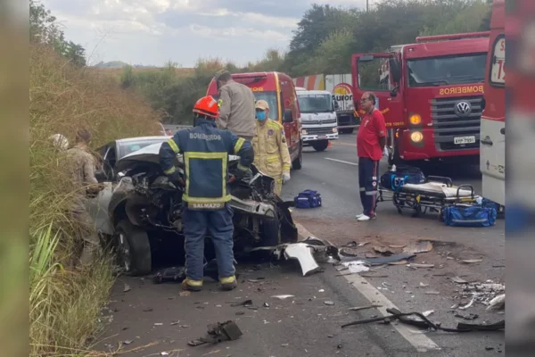 Acidente com 3 veículos na PR-444 e deixa uma pessoa gravemente ferida