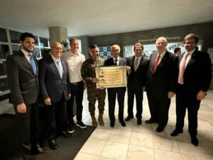 Prefeito de Apucarana prestigia entrega do título de cidadão benemérito do Paraná a Oezir Kantor
