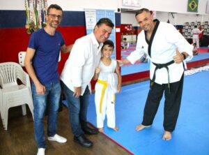 Prefeitura de Arapongas apoia projeto de Taekwondo e entrega novos uniformes aos alunos