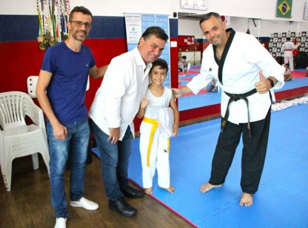 Prefeitura de Arapongas apoia projeto de Taekwondo e entrega novos uniformes aos alunos