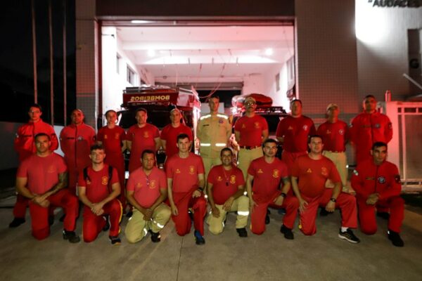 Apoio nas chuvas: Paraná envia força-tarefa do Corpo de Bombeiros ao Rio Grande do Sul