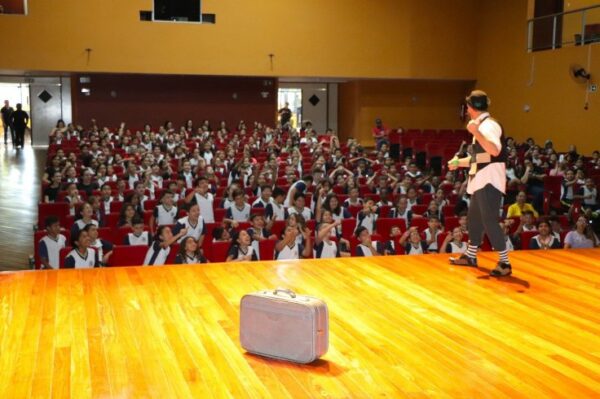 Alunos da Rede Municipal de Arapongas participam de ação sobre cooperativismo em parceria com o Sicredi