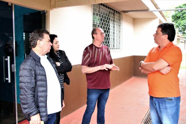 Prefeito de Arapongas realiza visita técnica para melhorias estruturais na Escola Municipal José de Carvalho e Colégio Anésio