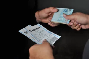 Funcionários de banco impedem que idosa caia em golpe do bilhete em Arapongas