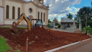 Revitalização da Praça da Igreja Matriz em Marilândia segue a todo vapor