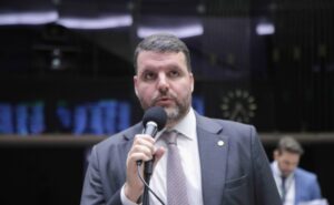 Câmara aprova projeto que barra benefícios sociais a invasores de terras