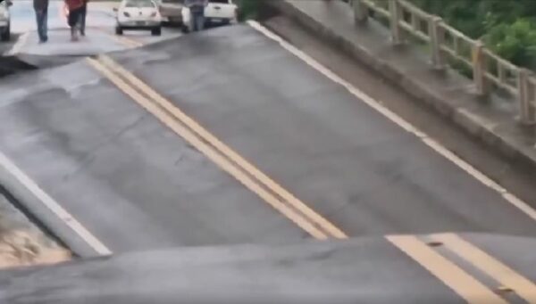 Imagens impressionantes de ponte destruída pela força da água em Santa Maria