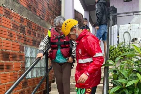 Com resgates aéreos e barcos, forças do Paraná ajudaram 150 pessoas no Rio Grande do Sul