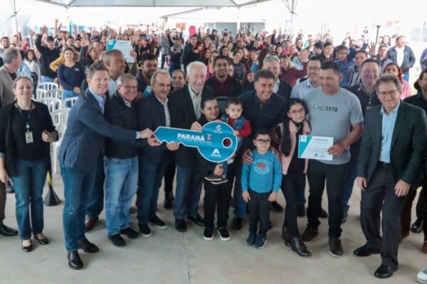 Casa Fácil Paraná: com apoio do Estado, 192 famílias de Cascavel recebem moradias