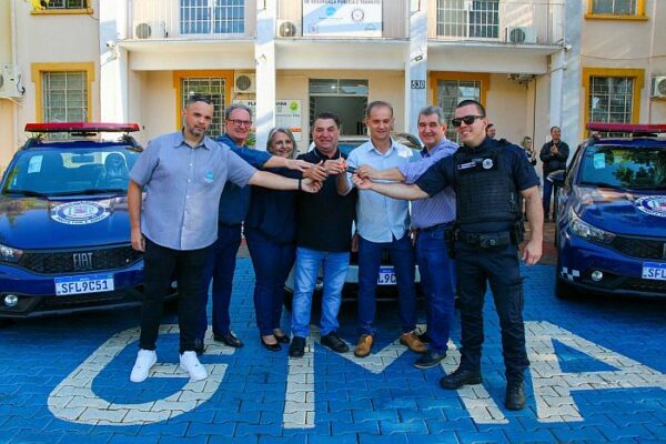 Arapongas entrega novos veículos para a Saúde, Segurança e APAE