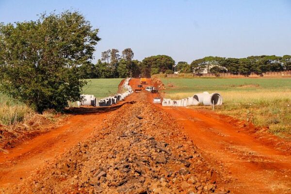 Serviços para pavimentação chegam à extensão da Rua Canastreiro em Arapongas