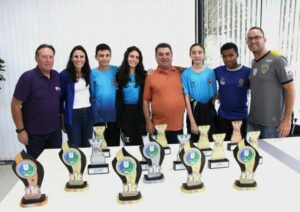 Prefeito Sérgio Onofre recebe visita de equipe de Xadrez; grupo vai participar de etapa Mundial