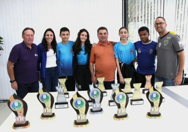 Prefeito Sérgio Onofre recebe visita de equipe de Xadrez; grupo vai participar de etapa Mundial