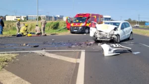 Carro da saúde de Arapongas se envolve em acidente com caminhão-tanque na BR-369