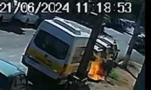Homem ateia fogo em viatura da PM no centro de Rolândia; vídeo