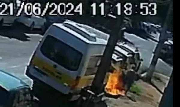 Homem ateia fogo em viatura da PM no centro de Rolândia; vídeo