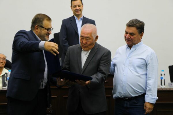 Vereador Major Arduin indica e Câmara Municipal entrega títulos a pioneiros da Colônia Esperança