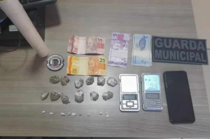 Homem é preso após ser flagrado traficando drogas em frente à escola em Arapongas