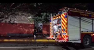 Corpo de Bombeiros de Arapongas combatem incêndio em restaurante