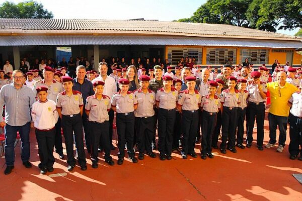 Escolas disciplinares cívico-militares de Arapongas recebem visita de general Jorge Cardoso e tenente Bianca Stawinski