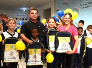 Prefeitura de Arapongas faz entrega de 12 mil mochilas para alunos da Rede Municipal
