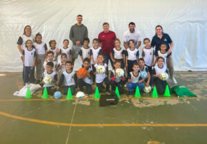 Prefeitura de Cambira entrega kits esportivos para escolas e times do município