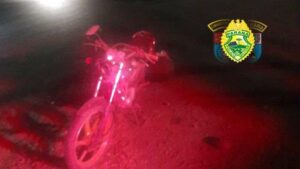 Motociclista fica ferido em acidente e motorista de carro foge em Arapongas