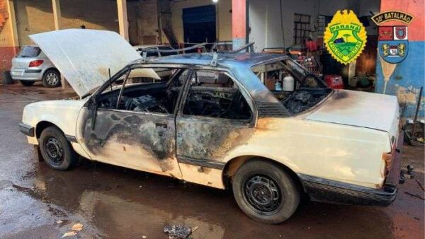 Homem incendeia próprio carro, desobedece policiais e acaba preso em Alvorada do Sul