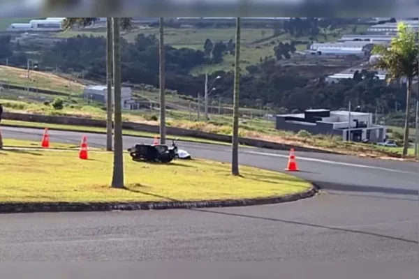 Mulher morre e outra fica ferida após acidente com moto em Arapongas