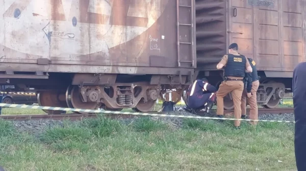 Homem que morreu atropelado por trem é identificado em Arapongas