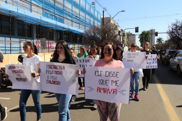Caminhada mobiliza população contra o feminicídio em Arapongas