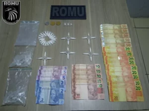 Casal é preso em Arapongas e drogas são encontradas escondidas em telhado de casa