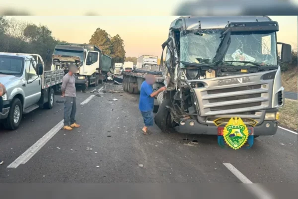 Motorista sai ileso após caminhão de Apucarana se envolver em acidente